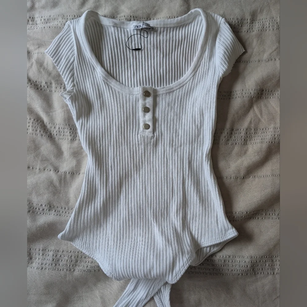 Zara White Ribbed Button-Front Women's Bodysuit - Picture 1 of 5